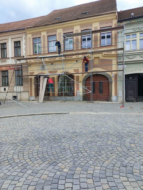 Lešení na historickém domě v centru