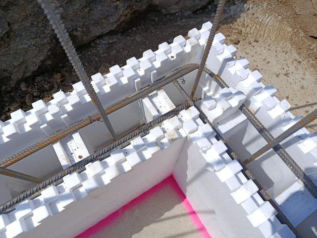 Detail rohu s armaturou ve dvou směrech