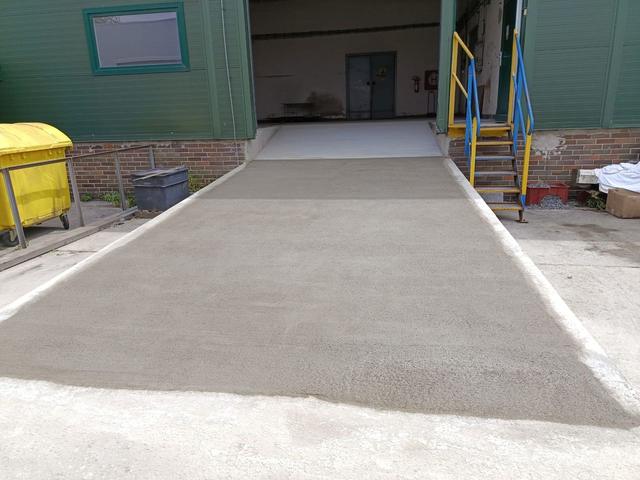 Hotový betonový nájezd před servisní halou