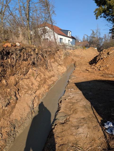 Výkop základu pro opěrnou zeď ve svahu