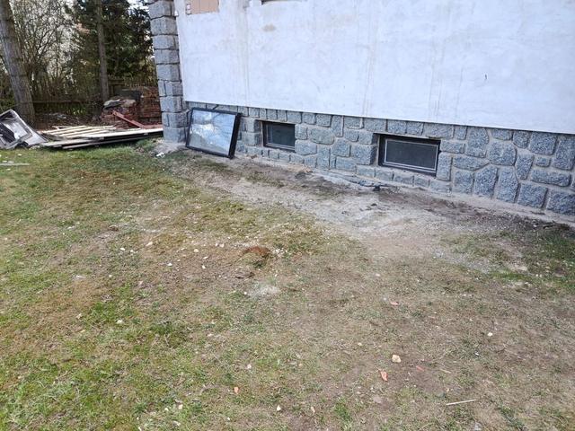 Upravený sokl domu se sklepními okny