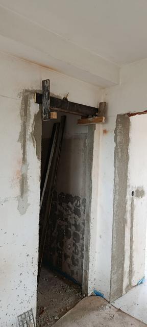 Otvor ve zdi zajištěný podpěrami