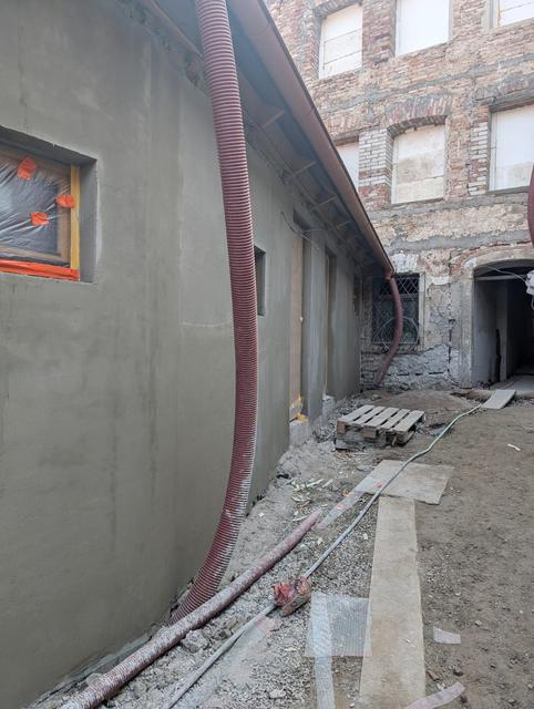 Dvorní fasáda s novou omítkou