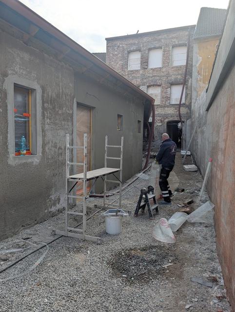 Práce na omítkách ve dvoře objektu