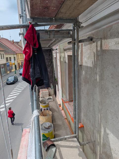 Lešení nad chodníkem v centru města