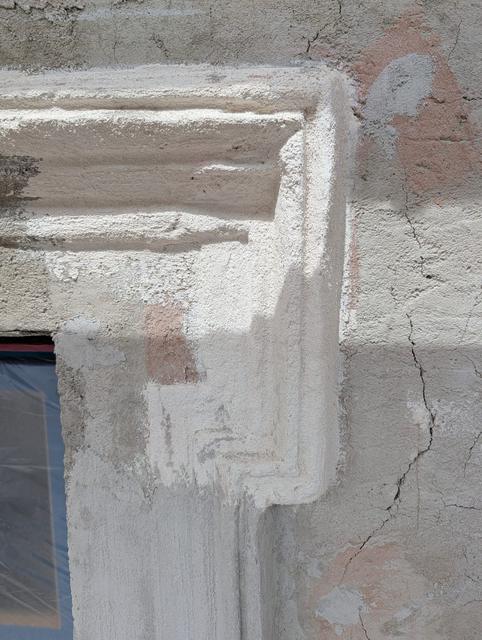 Detail štukové šambrány kolem okna