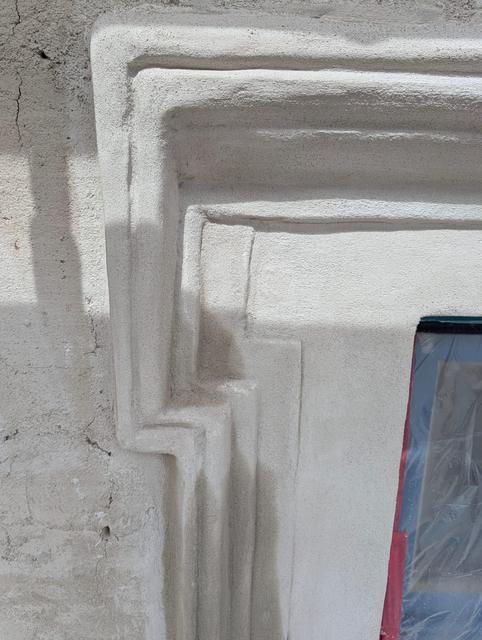 Detail rohu štukového profilu na fasádě