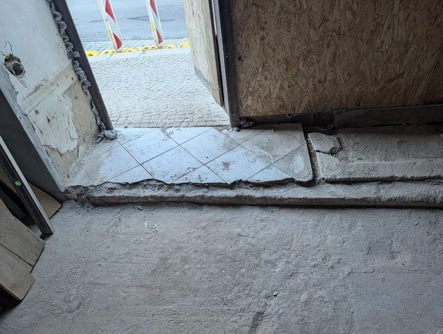 Zapravení prahu a podlahy ve vstupu