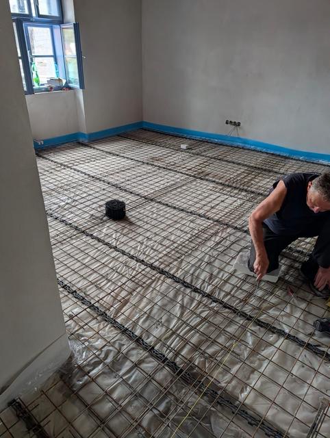 Pokládka kari sítě pod betonovou podlahu